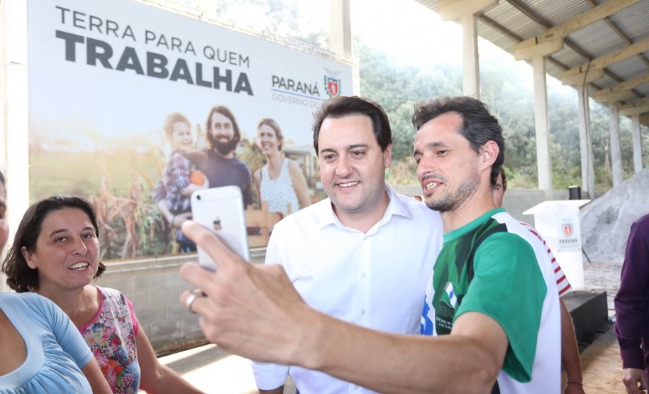Governador Carlos Massa Ratinho Junior, durante solenidade realizada no município de Quitandinha, na Região Metropolitana de Curitiba, entregou títulos de regularização fundiária para 59 pequenos produtores rurais e confirmou recursos para a prefeitura adquirir equipamento rodoviário e veículo para uso na administração  -  Quitandinha, 13/06/2019  -  Foto: José Fernando Ogura/ANPr