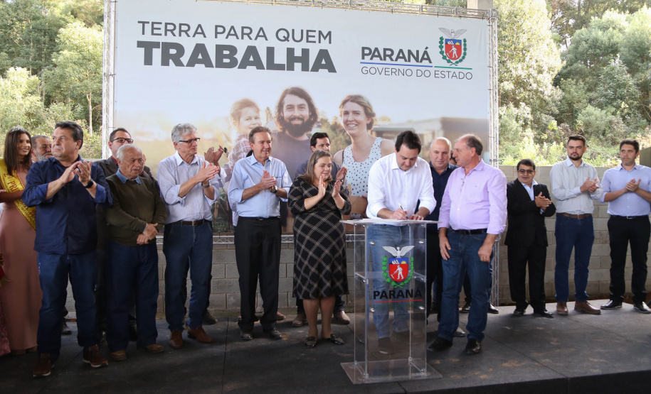 Governador Carlos Massa Ratinho Junior, durante solenidade realizada no município de Quitandinha, na Região Metropolitana de Curitiba, entregou títulos de regularização fundiária para 59 pequenos produtores rurais e confirmou recursos para a prefeitura adquirir equipamento rodoviário e veículo para uso na administração  -  Quitandinha, 13/06/2019  -  Foto: José Fernando Ogura/ANPr