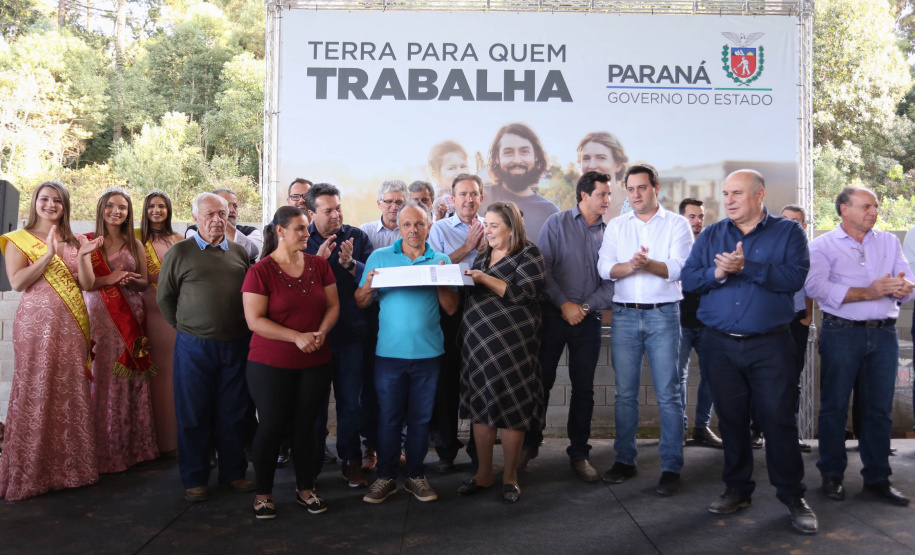 Governador Carlos Massa Ratinho Junior, durante solenidade realizada no município de Quitandinha, na Região Metropolitana de Curitiba, entregou títulos de regularização fundiária para 59 pequenos produtores rurais e confirmou recursos para a prefeitura adquirir equipamento rodoviário e veículo para uso na administração  -  Quitandinha, 13/06/2019  -  Foto: José Fernando Ogura/ANPr