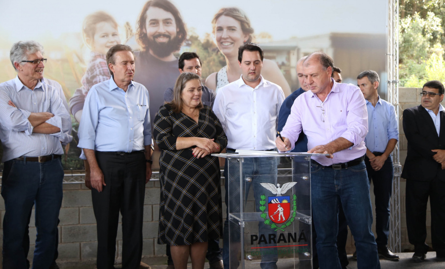 Governador Carlos Massa Ratinho Junior, durante solenidade realizada no município de Quitandinha, na Região Metropolitana de Curitiba, entregou títulos de regularização fundiária para 59 pequenos produtores rurais e confirmou recursos para a prefeitura adquirir equipamento rodoviário e veículo para uso na administração  -  Quitandinha, 13/06/2019  -  Foto: José Fernando Ogura/ANPr
