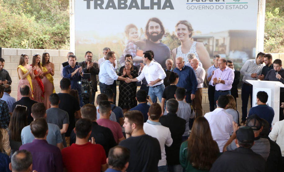 Governador Carlos Massa Ratinho Junior, durante solenidade realizada no município de Quitandinha, na Região Metropolitana de Curitiba, entregou títulos de regularização fundiária para 59 pequenos produtores rurais e confirmou recursos para a prefeitura adquirir equipamento rodoviário e veículo para uso na administração  -  Quitandinha, 13/06/2019  -  Foto: José Fernando Ogura/ANPr