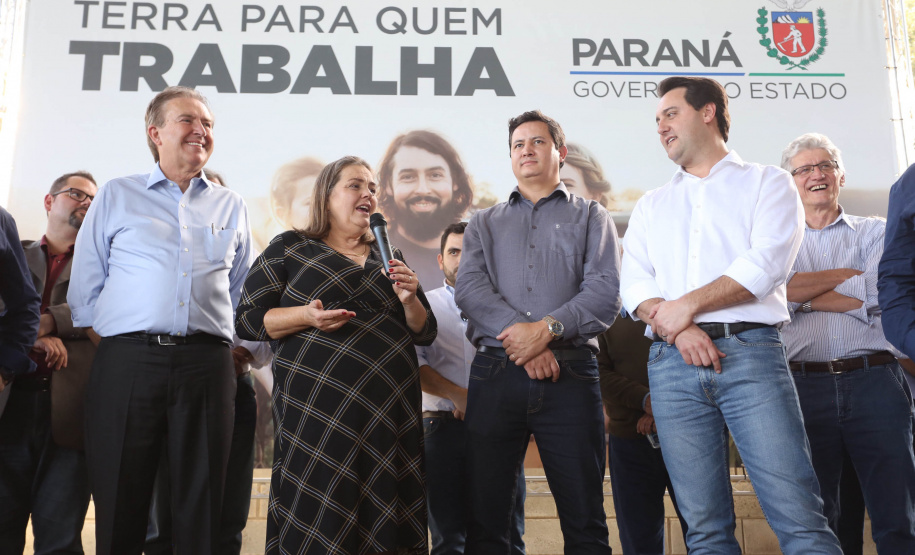 Governador Carlos Massa Ratinho Junior, durante solenidade realizada no município de Quitandinha, na Região Metropolitana de Curitiba, entregou títulos de regularização fundiária para 59 pequenos produtores rurais e confirmou recursos para a prefeitura adquirir equipamento rodoviário e veículo para uso na administração  -  Quitandinha, 13/06/2019  -  Foto: José Fernando Ogura/ANPr