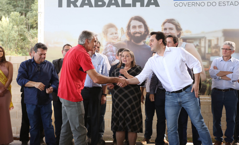 Governador Carlos Massa Ratinho Junior, durante solenidade realizada no município de Quitandinha, na Região Metropolitana de Curitiba, entregou títulos de regularização fundiária para 59 pequenos produtores rurais e confirmou recursos para a prefeitura adquirir equipamento rodoviário e veículo para uso na administração  -  Quitandinha, 13/06/2019  -  Foto: José Fernando Ogura/ANPr