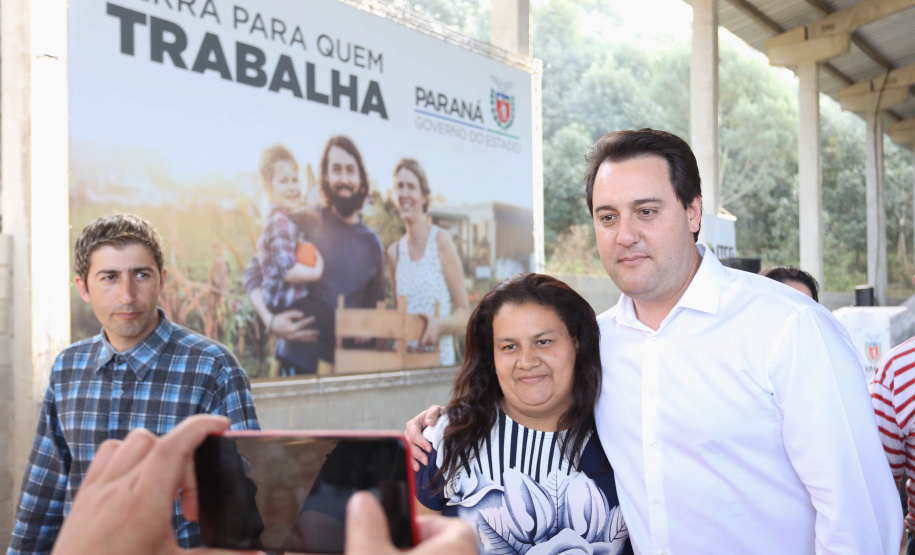 Governador Carlos Massa Ratinho Junior, durante solenidade realizada no município de Quitandinha, na Região Metropolitana de Curitiba, entregou títulos de regularização fundiária para 59 pequenos produtores rurais e confirmou recursos para a prefeitura adquirir equipamento rodoviário e veículo para uso na administração  -  Quitandinha, 13/06/2019  -  Foto: José Fernando Ogura/ANPr
