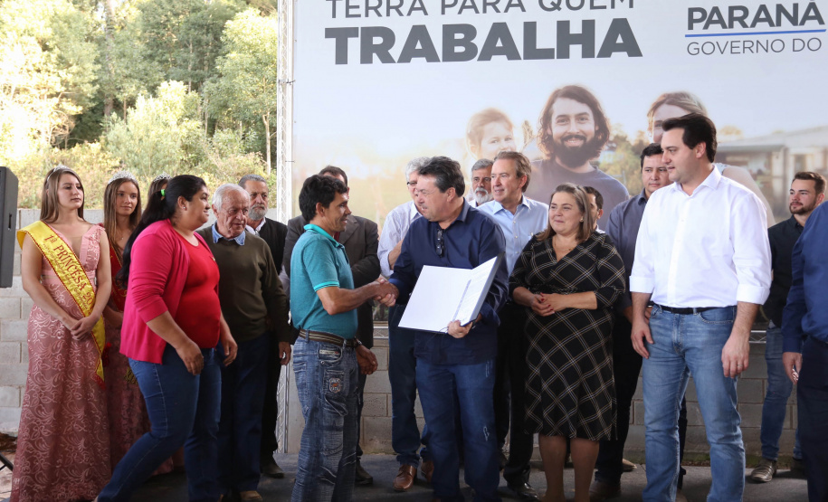 Governador Carlos Massa Ratinho Junior, durante solenidade realizada no município de Quitandinha, na Região Metropolitana de Curitiba, entregou títulos de regularização fundiária para 59 pequenos produtores rurais e confirmou recursos para a prefeitura adquirir equipamento rodoviário e veículo para uso na administração  -  Quitandinha, 13/06/2019  -  Foto: José Fernando Ogura/ANPr