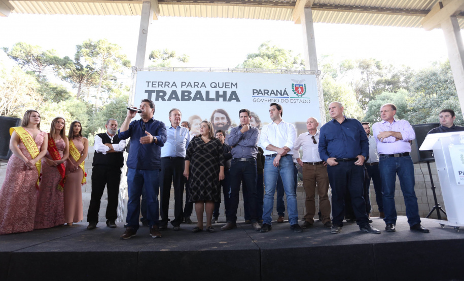 Governador Carlos Massa Ratinho Junior, durante solenidade realizada no município de Quitandinha, na Região Metropolitana de Curitiba, entregou títulos de regularização fundiária para 59 pequenos produtores rurais e confirmou recursos para a prefeitura adquirir equipamento rodoviário e veículo para uso na administração  -  Quitandinha, 13/06/2019  -  Foto: José Fernando Ogura/ANPr