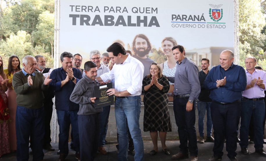 Governador Carlos Massa Ratinho Junior, durante solenidade realizada no município de Quitandinha, na Região Metropolitana de Curitiba, entregou títulos de regularização fundiária para 59 pequenos produtores rurais e confirmou recursos para a prefeitura adquirir equipamento rodoviário e veículo para uso na administração  -  Quitandinha, 13/06/2019  -  Foto: José Fernando Ogura/ANPr