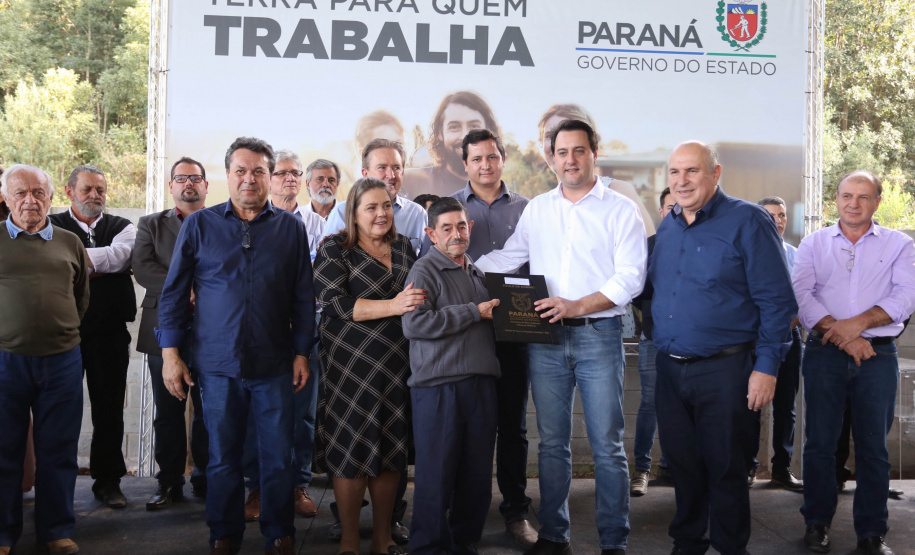 Governador Carlos Massa Ratinho Junior, durante solenidade realizada no município de Quitandinha, na Região Metropolitana de Curitiba, entregou títulos de regularização fundiária para 59 pequenos produtores rurais e confirmou recursos para a prefeitura adquirir equipamento rodoviário e veículo para uso na administração  -  Quitandinha, 13/06/2019  -  Foto: José Fernando Ogura/ANPr