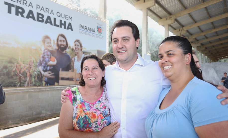 Governador Carlos Massa Ratinho Junior, durante solenidade realizada no município de Quitandinha, na Região Metropolitana de Curitiba, entregou títulos de regularização fundiária para 59 pequenos produtores rurais e confirmou recursos para a prefeitura adquirir equipamento rodoviário e veículo para uso na administração  -  Quitandinha, 13/06/2019  -  Foto: José Fernando Ogura/ANPr