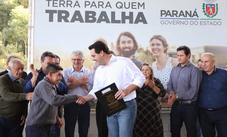 Governador Carlos Massa Ratinho Junior, durante solenidade realizada no município de Quitandinha, na Região Metropolitana de Curitiba, entregou títulos de regularização fundiária para 59 pequenos produtores rurais e confirmou recursos para a prefeitura adquirir equipamento rodoviário e veículo para uso na administração  -  Quitandinha, 13/06/2019  -  Foto: José Fernando Ogura/ANPr