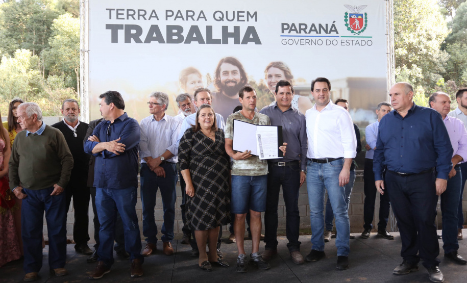 Governador Carlos Massa Ratinho Junior, durante solenidade realizada no município de Quitandinha, na Região Metropolitana de Curitiba, entregou títulos de regularização fundiária para 59 pequenos produtores rurais e confirmou recursos para a prefeitura adquirir equipamento rodoviário e veículo para uso na administração  -  Quitandinha, 13/06/2019  -  Foto: José Fernando Ogura/ANPr