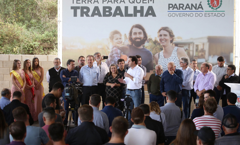 Governador Carlos Massa Ratinho Junior, durante solenidade realizada no município de Quitandinha, na Região Metropolitana de Curitiba, entregou títulos de regularização fundiária para 59 pequenos produtores rurais e confirmou recursos para a prefeitura adquirir equipamento rodoviário e veículo para uso na administração  -  Quitandinha, 13/06/2019  -  Foto: José Fernando Ogura/ANPr