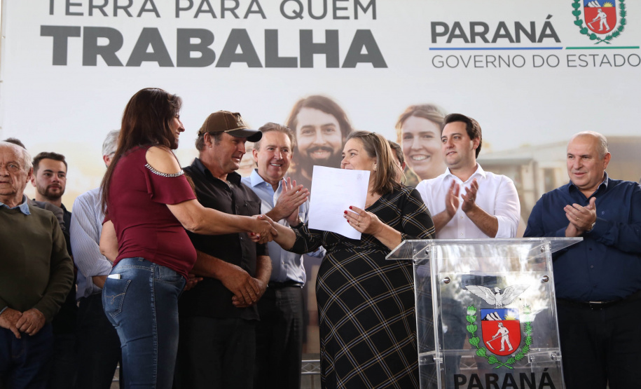 Governador Carlos Massa Ratinho Junior, durante solenidade realizada no município de Quitandinha, na Região Metropolitana de Curitiba, entregou títulos de regularização fundiária para 59 pequenos produtores rurais e confirmou recursos para a prefeitura adquirir equipamento rodoviário e veículo para uso na administração  -  Quitandinha, 13/06/2019  -  Foto: José Fernando Ogura/ANPr