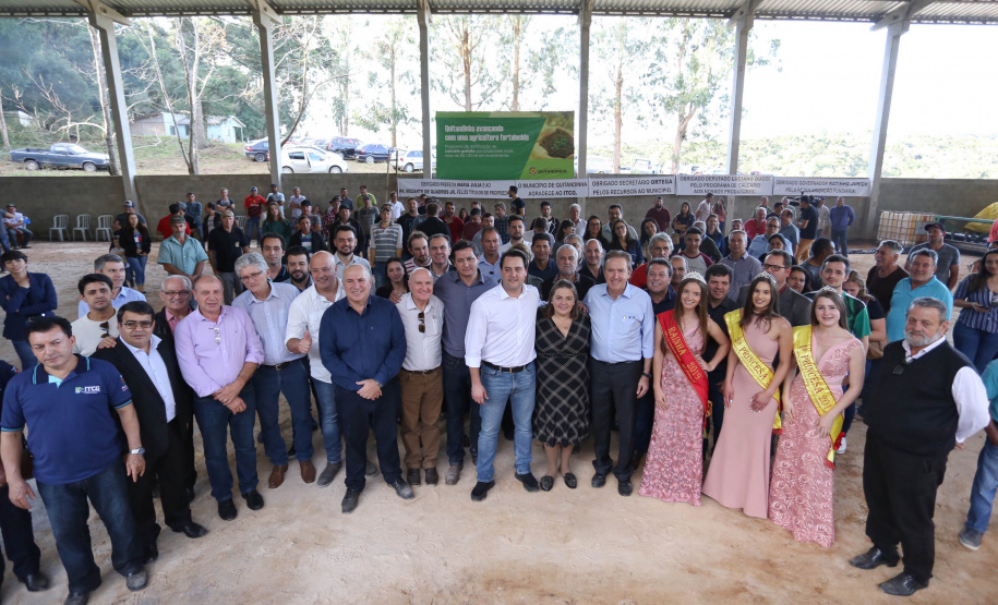 Governador Carlos Massa Ratinho Junior, durante solenidade realizada no município de Quitandinha, na Região Metropolitana de Curitiba, entregou títulos de regularização fundiária para 59 pequenos produtores rurais e confirmou recursos para a prefeitura adquirir equipamento rodoviário e veículo para uso na administração  -  Quitandinha, 13/06/2019  -  Foto: José Fernando Ogura/ANPr