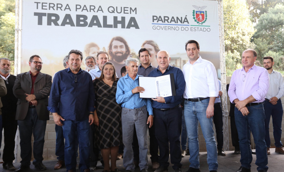 Governador Carlos Massa Ratinho Junior, durante solenidade realizada no município de Quitandinha, na Região Metropolitana de Curitiba, entregou títulos de regularização fundiária para 59 pequenos produtores rurais e confirmou recursos para a prefeitura adquirir equipamento rodoviário e veículo para uso na administração  -  Quitandinha, 13/06/2019  -  Foto: José Fernando Ogura/ANPr
