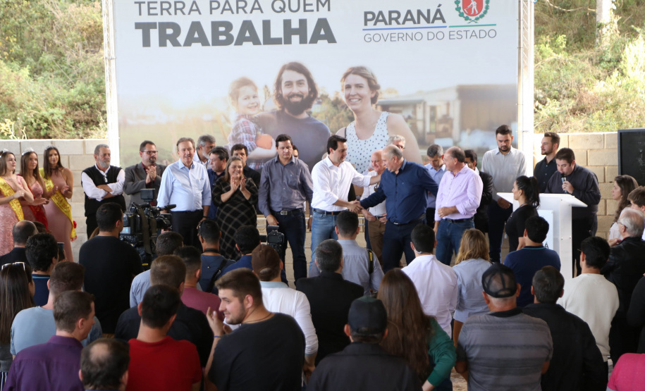 Governador Carlos Massa Ratinho Junior, durante solenidade realizada no município de Quitandinha, na Região Metropolitana de Curitiba, entregou títulos de regularização fundiária para 59 pequenos produtores rurais e confirmou recursos para a prefeitura adquirir equipamento rodoviário e veículo para uso na administração  -  Quitandinha, 13/06/2019  -  Foto: José Fernando Ogura/ANPr