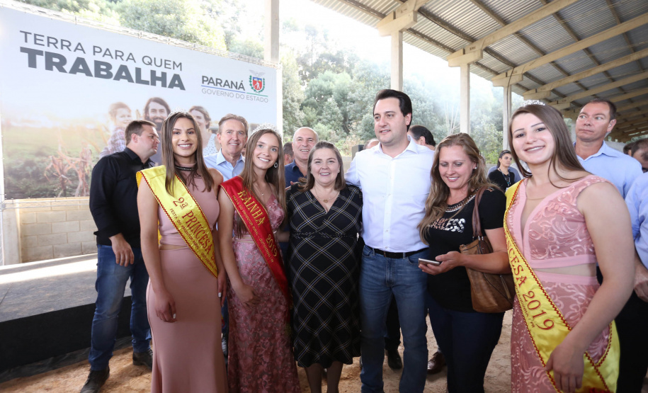 Governador Carlos Massa Ratinho Junior, durante solenidade realizada no município de Quitandinha, na Região Metropolitana de Curitiba, entregou títulos de regularização fundiária para 59 pequenos produtores rurais e confirmou recursos para a prefeitura adquirir equipamento rodoviário e veículo para uso na administração  -  Quitandinha, 13/06/2019  -  Foto: José Fernando Ogura/ANPr