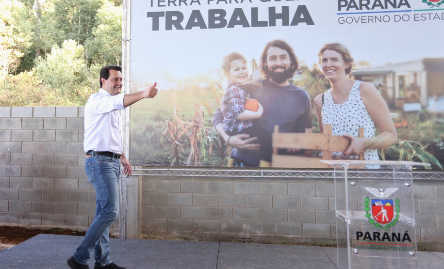 Governador Carlos Massa Ratinho Junior, durante solenidade realizada no município de Quitandinha, na Região Metropolitana de Curitiba, entregou títulos de regularização fundiária para 59 pequenos produtores rurais e confirmou recursos para a prefeitura adquirir equipamento rodoviário e veículo para uso na administração  -  Quitandinha, 13/06/2019  -  Foto: José Fernando Ogura/ANPr