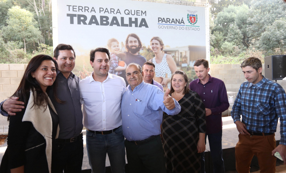 Governador Carlos Massa Ratinho Junior, durante solenidade realizada no município de Quitandinha, na Região Metropolitana de Curitiba, entregou títulos de regularização fundiária para 59 pequenos produtores rurais e confirmou recursos para a prefeitura adquirir equipamento rodoviário e veículo para uso na administração  -  Quitandinha, 13/06/2019  -  Foto: José Fernando Ogura/ANPr