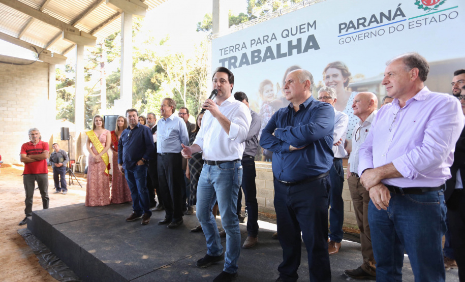 Governador Carlos Massa Ratinho Junior, durante solenidade realizada no município de Quitandinha, na Região Metropolitana de Curitiba, entregou títulos de regularização fundiária para 59 pequenos produtores rurais e confirmou recursos para a prefeitura adquirir equipamento rodoviário e veículo para uso na administração  -  Quitandinha, 13/06/2019  -  Foto: José Fernando Ogura/ANPr