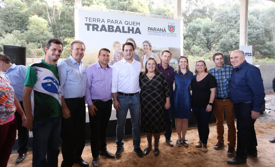 Governador Carlos Massa Ratinho Junior, durante solenidade realizada no município de Quitandinha, na Região Metropolitana de Curitiba, entregou títulos de regularização fundiária para 59 pequenos produtores rurais e confirmou recursos para a prefeitura adquirir equipamento rodoviário e veículo para uso na administração  -  Quitandinha, 13/06/2019  -  Foto: José Fernando Ogura/ANPr
