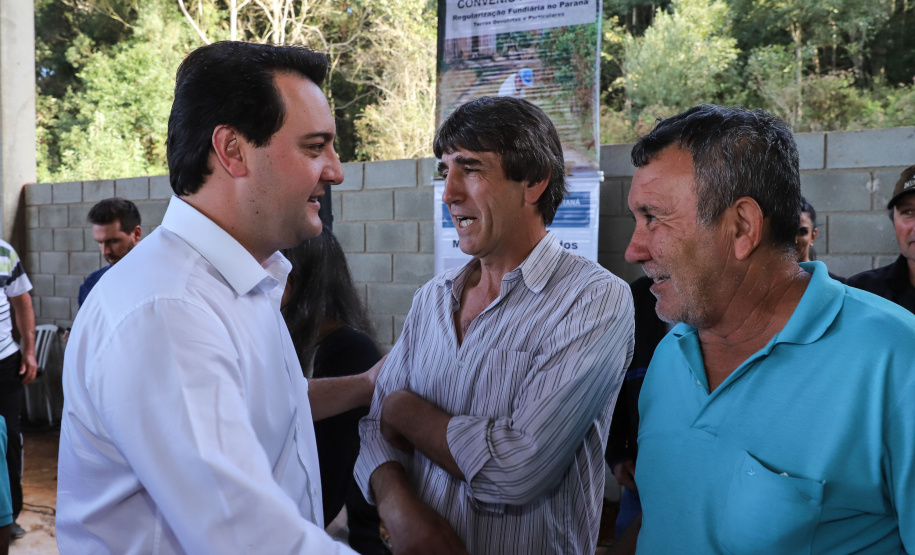 Governador Carlos Massa Ratinho Junior, durante solenidade realizada no município de Quitandinha, na Região Metropolitana de Curitiba, entregou títulos de regularização fundiária para 59 pequenos produtores rurais e confirmou recursos para a prefeitura adquirir equipamento rodoviário e veículo para uso na administração  -  Quitandinha, 13/06/2019  -  Foto: Rodrigo Félix Leal/ANPr