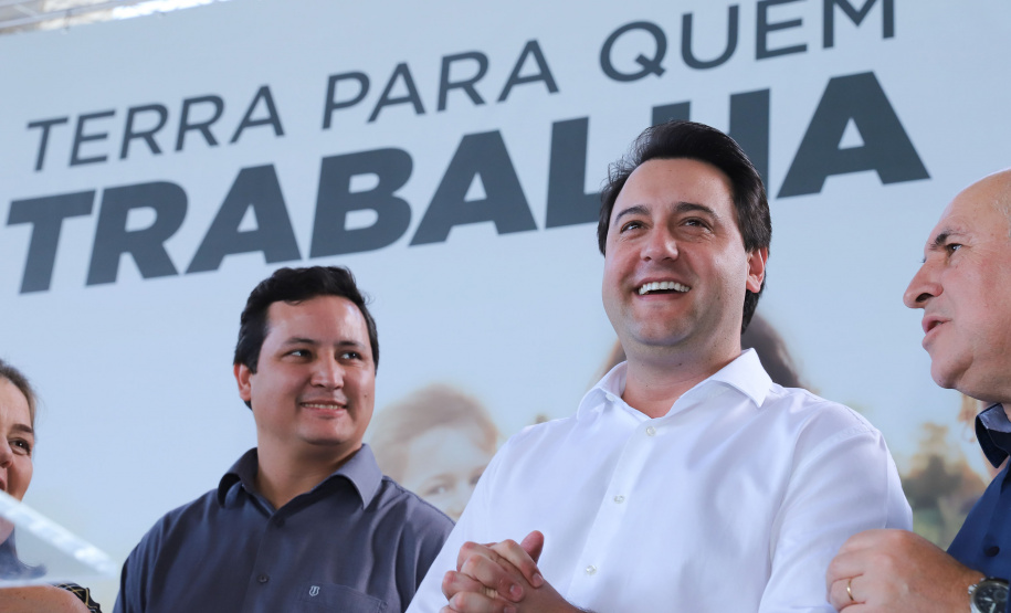 Governador Carlos Massa Ratinho Junior, durante solenidade realizada no município de Quitandinha, na Região Metropolitana de Curitiba, entregou títulos de regularização fundiária para 59 pequenos produtores rurais e confirmou recursos para a prefeitura adquirir equipamento rodoviário e veículo para uso na administração  -  Quitandinha, 13/06/2019  -  Foto: Rodrigo Félix Leal/ANPr