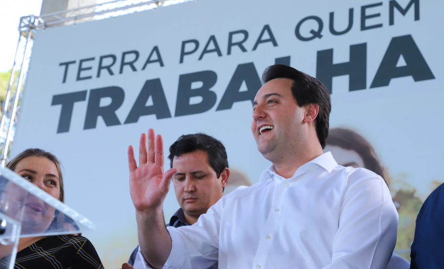 Governador Carlos Massa Ratinho Junior, durante solenidade realizada no município de Quitandinha, na Região Metropolitana de Curitiba, entregou títulos de regularização fundiária para 59 pequenos produtores rurais e confirmou recursos para a prefeitura adquirir equipamento rodoviário e veículo para uso na administração  -  Quitandinha, 13/06/2019  -  Foto: Rodrigo Félix Leal/ANPr