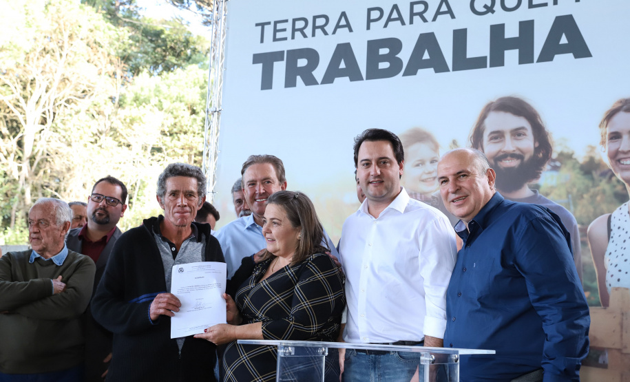 Governador Carlos Massa Ratinho Junior, durante solenidade realizada no município de Quitandinha, na Região Metropolitana de Curitiba, entregou títulos de regularização fundiária para 59 pequenos produtores rurais e confirmou recursos para a prefeitura adquirir equipamento rodoviário e veículo para uso na administração  -  Quitandinha, 13/06/2019  -  Foto: Rodrigo Félix Leal/ANPr