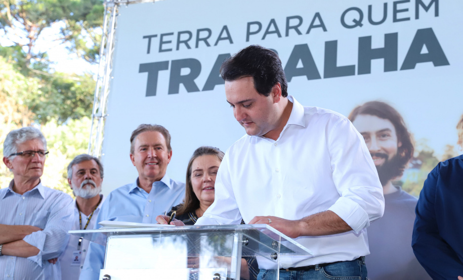 Governador Carlos Massa Ratinho Junior, durante solenidade realizada no município de Quitandinha, na Região Metropolitana de Curitiba, entregou títulos de regularização fundiária para 59 pequenos produtores rurais e confirmou recursos para a prefeitura adquirir equipamento rodoviário e veículo para uso na administração  -  Quitandinha, 13/06/2019  -  Foto: Rodrigo Félix Leal/ANPr