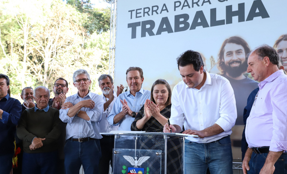 Governador Carlos Massa Ratinho Junior, durante solenidade realizada no município de Quitandinha, na Região Metropolitana de Curitiba, entregou títulos de regularização fundiária para 59 pequenos produtores rurais e confirmou recursos para a prefeitura adquirir equipamento rodoviário e veículo para uso na administração  -  Quitandinha, 13/06/2019  -  Foto: Rodrigo Félix Leal/ANPr