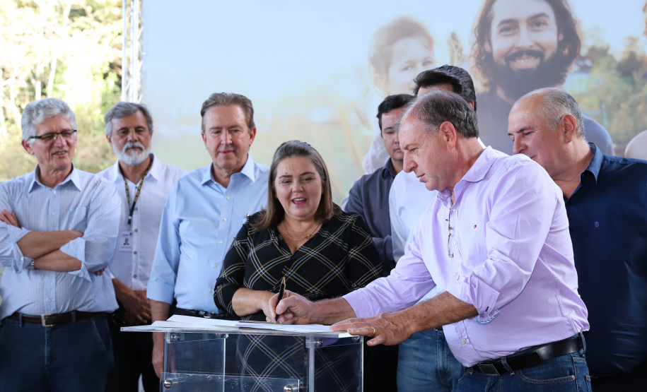 Governador Carlos Massa Ratinho Junior, durante solenidade realizada no município de Quitandinha, na Região Metropolitana de Curitiba, entregou títulos de regularização fundiária para 59 pequenos produtores rurais e confirmou recursos para a prefeitura adquirir equipamento rodoviário e veículo para uso na administração  -  Quitandinha, 13/06/2019  -  Foto: Rodrigo Félix Leal/ANPr