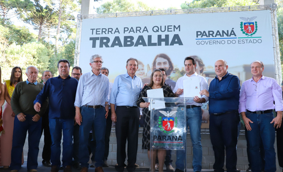 Governador Carlos Massa Ratinho Junior, durante solenidade realizada no município de Quitandinha, na Região Metropolitana de Curitiba, entregou títulos de regularização fundiária para 59 pequenos produtores rurais e confirmou recursos para a prefeitura adquirir equipamento rodoviário e veículo para uso na administração  -  Quitandinha, 13/06/2019  -  Foto: Rodrigo Félix Leal/ANPr