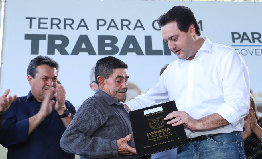 Governador Carlos Massa Ratinho Junior, durante solenidade realizada no município de Quitandinha, na Região Metropolitana de Curitiba, entregou títulos de regularização fundiária para 59 pequenos produtores rurais e confirmou recursos para a prefeitura adquirir equipamento rodoviário e veículo para uso na administração  -  Quitandinha, 13/06/2019  -  Foto: Rodrigo Félix Leal/ANPr