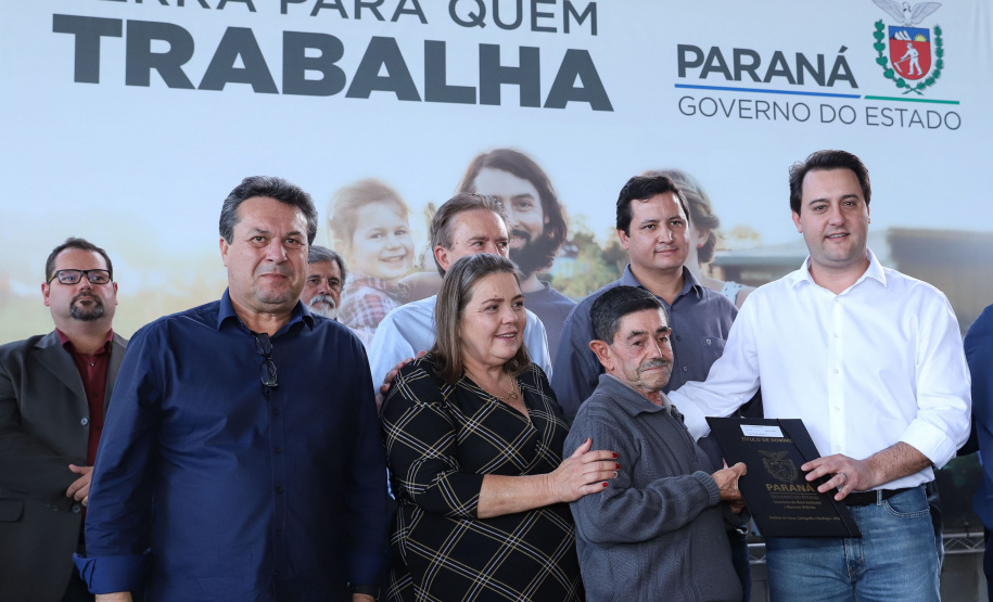 Governador Carlos Massa Ratinho Junior, durante solenidade realizada no município de Quitandinha, na Região Metropolitana de Curitiba, entregou títulos de regularização fundiária para 59 pequenos produtores rurais e confirmou recursos para a prefeitura adquirir equipamento rodoviário e veículo para uso na administração  -  Quitandinha, 13/06/2019  -  Foto: Rodrigo Félix Leal/ANPr