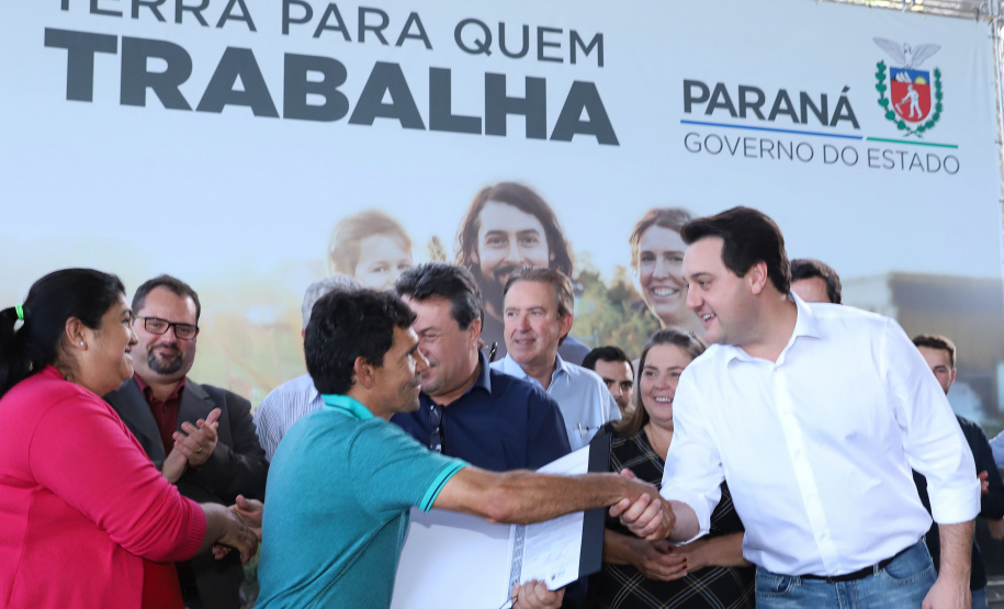 Governador Carlos Massa Ratinho Junior, durante solenidade realizada no município de Quitandinha, na Região Metropolitana de Curitiba, entregou títulos de regularização fundiária para 59 pequenos produtores rurais e confirmou recursos para a prefeitura adquirir equipamento rodoviário e veículo para uso na administração  -  Quitandinha, 13/06/2019  -  Foto: Rodrigo Félix Leal/ANPr