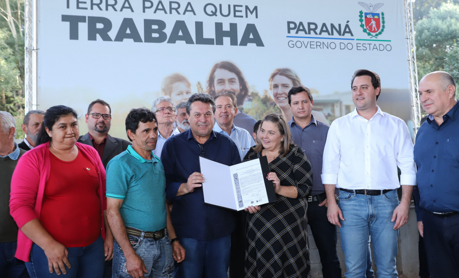 Governador Carlos Massa Ratinho Junior, durante solenidade realizada no município de Quitandinha, na Região Metropolitana de Curitiba, entregou títulos de regularização fundiária para 59 pequenos produtores rurais e confirmou recursos para a prefeitura adquirir equipamento rodoviário e veículo para uso na administração  -  Quitandinha, 13/06/2019  -  Foto: Rodrigo Félix Leal/ANPr