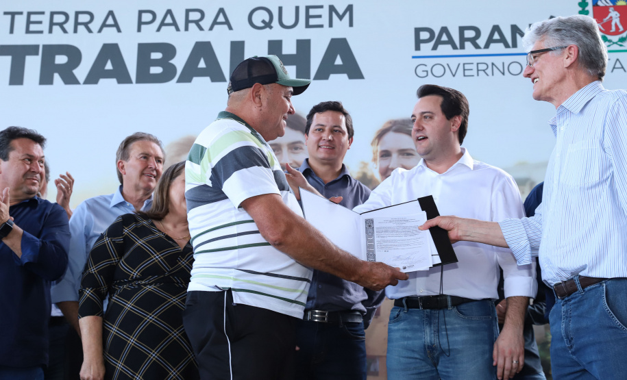 Governador Carlos Massa Ratinho Junior, durante solenidade realizada no município de Quitandinha, na Região Metropolitana de Curitiba, entregou títulos de regularização fundiária para 59 pequenos produtores rurais e confirmou recursos para a prefeitura adquirir equipamento rodoviário e veículo para uso na administração  -  Quitandinha, 13/06/2019  -  Foto: Rodrigo Félix Leal/ANPr