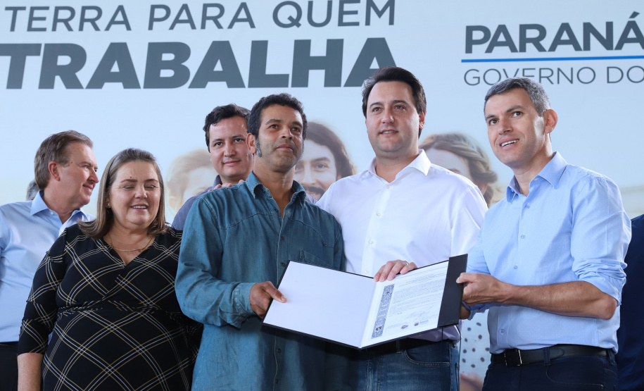 Governador Carlos Massa Ratinho Junior, durante solenidade realizada no município de Quitandinha, na Região Metropolitana de Curitiba, entregou títulos de regularização fundiária para 59 pequenos produtores rurais e confirmou recursos para a prefeitura adquirir equipamento rodoviário e veículo para uso na administração  -  Quitandinha, 13/06/2019  -  Foto: Rodrigo Félix Leal/ANPr