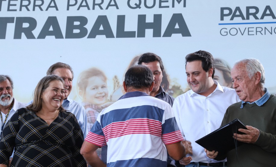 Governador Carlos Massa Ratinho Junior, durante solenidade realizada no município de Quitandinha, na Região Metropolitana de Curitiba, entregou títulos de regularização fundiária para 59 pequenos produtores rurais e confirmou recursos para a prefeitura adquirir equipamento rodoviário e veículo para uso na administração  -  Quitandinha, 13/06/2019  -  Foto: Rodrigo Félix Leal/ANPr