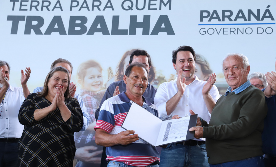 Governador Carlos Massa Ratinho Junior, durante solenidade realizada no município de Quitandinha, na Região Metropolitana de Curitiba, entregou títulos de regularização fundiária para 59 pequenos produtores rurais e confirmou recursos para a prefeitura adquirir equipamento rodoviário e veículo para uso na administração  -  Quitandinha, 13/06/2019  -  Foto: Rodrigo Félix Leal/ANPr