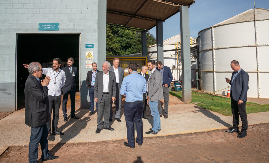O vice-governador do Paraná Darci Piana, acompanhado do Diretor de Operações do Sebrae, Júlio Agostini e o Vice-presidente da Fecomércio e presidente do Sindilojas, Carlos Rodrigues do Nascimento visitaram a planta de produção de biogás e biometano, administrada pelo CIBiogás e que abastece parte da frota dos veículos da usina hidrelétrica de Itaipu.