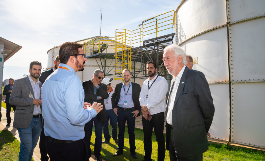 O vice-governador do Paraná Darci Piana, acompanhado do Diretor de Operações do Sebrae, Júlio Agostini e o Vice-presidente da Fecomércio e presidente do Sindilojas, Carlos Rodrigues do Nascimento visitaram a planta de produção de biogás e biometano, administrada pelo CIBiogás e que abastece parte da frota dos veículos da usina hidrelétrica de Itaipu.