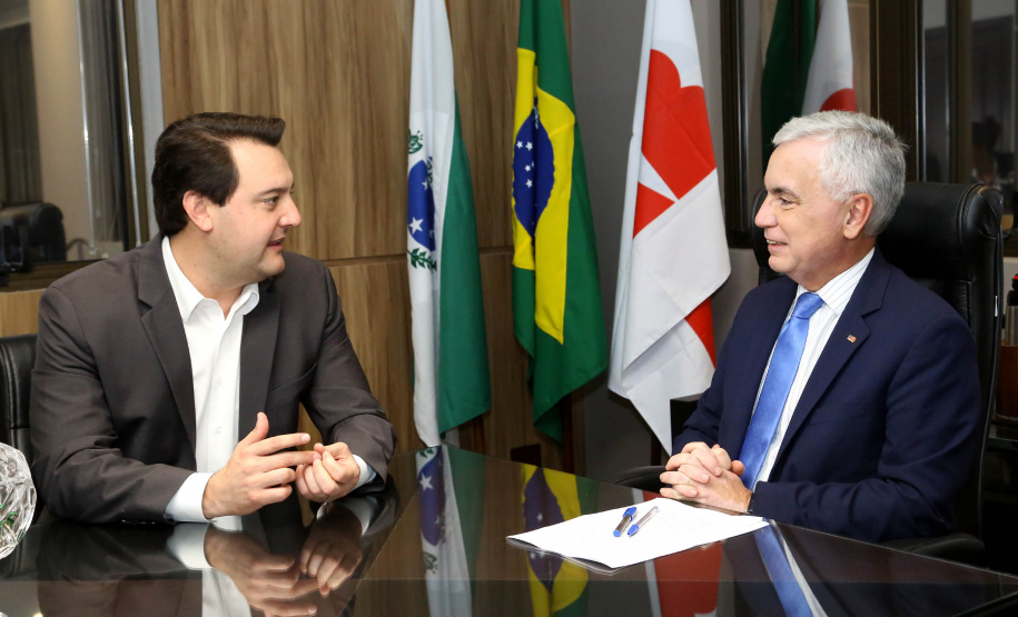 Governador Carlos Massa Ratinho Junior participa da abertura do I Simpósio Paranaense de Combate à Corrupção na Administração Pública. Na foto, o governador com o presidente da OAB-PR, Cássio Lisandro Telles - Curitiba, 13/06/2019 - Foto: Jaelson Lucas/ANPr