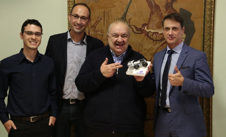 Saneamento avança em Curitiba após novo contrato com a Sanepar. Prefeito Greca recebe do presidente da Sanepar réplica do robô que faz vistoria de rede de esgoto   -  Curitiba, 13/06/2019  -  Foto: Divulgação Sanepar