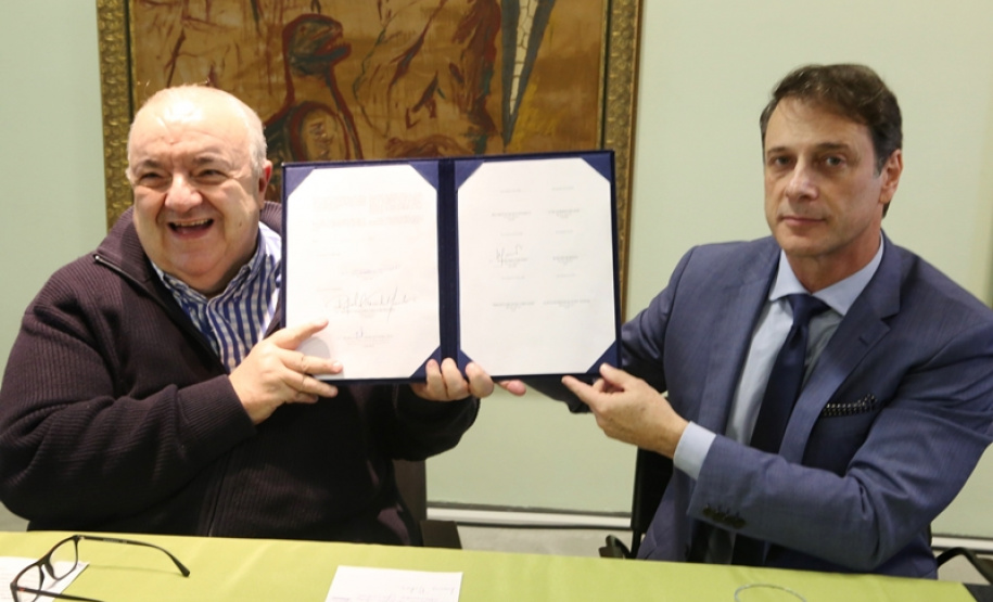 Saneamento avança em Curitiba após novo contrato com a Sanepar. Na foto, Greca e Stabile mostram assinatura do termo de entendimento para realização de Congresso de Engenharia  -  Curitiba, 13/06/2019  -  Foto: Divulgação Sanepar