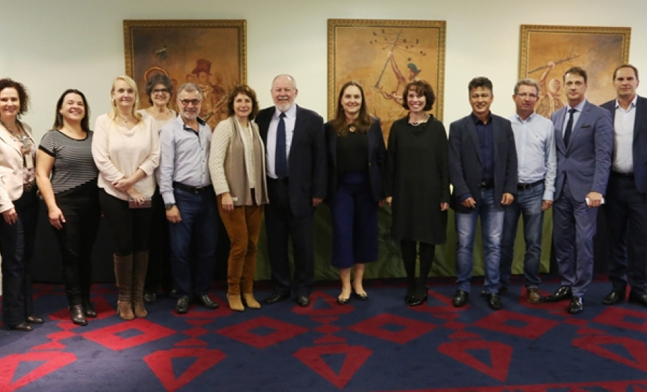 Saneamento avança em Curitiba após novo contrato com a Sanepar. Participantes da cerimônia na prefeitura    -  Curitiba, 13/06/2019  -  Foto: Divulgação Sanepar