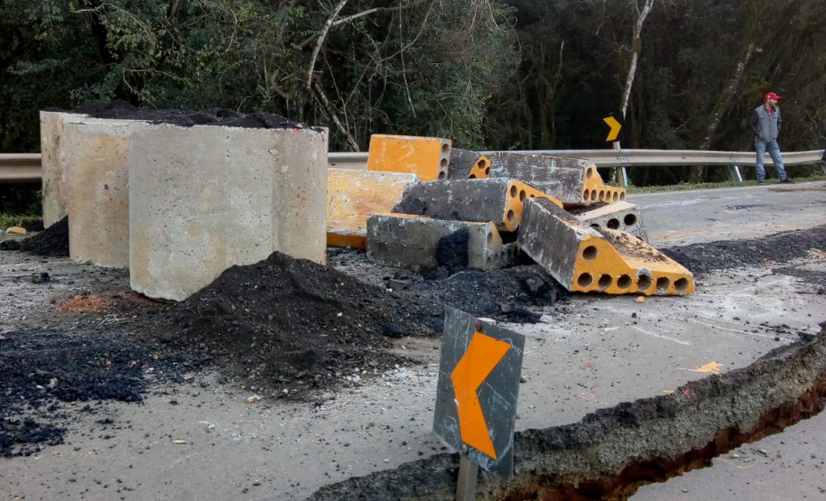 O Departamento de Estradas de Rodagem do Paraná (DER/PR) alerta que a PR-340 continua totalmente interditada no trecho que vai do entroncamento com a BR-153 até o trevo da PR-160, entre os municípios de Tibagi e Telêmaco Borba, na região dos Campos Gerais.  Foto: Divulgação DER