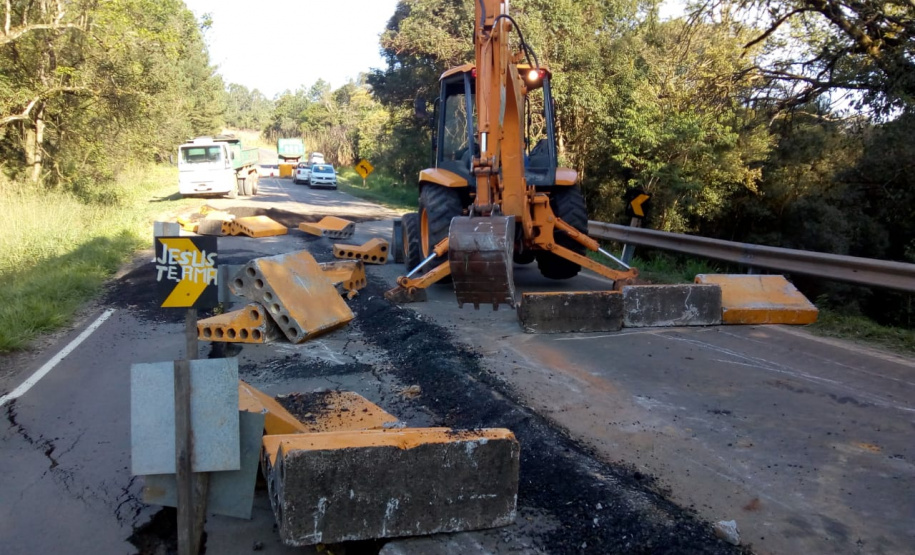 O Departamento de Estradas de Rodagem do Paraná (DER/PR) alerta que a PR-340 continua totalmente interditada no trecho que vai do entroncamento com a BR-153 até o trevo da PR-160, entre os municípios de Tibagi e Telêmaco Borba, na região dos Campos Gerais.  Foto: Divulgação DER