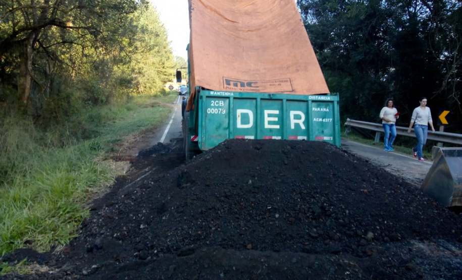O Departamento de Estradas de Rodagem do Paraná (DER/PR) alerta que a PR-340 continua totalmente interditada no trecho que vai do entroncamento com a BR-153 até o trevo da PR-160, entre os municípios de Tibagi e Telêmaco Borba, na região dos Campos Gerais.  Foto: Divulgação DER